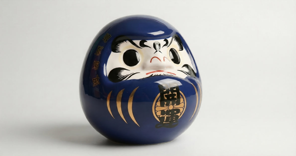 Daruma bleu japonais symbole de réussite professionnelle et carrière