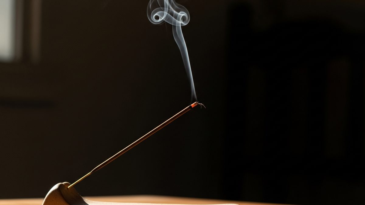 Encens japonais en train de brûler pour la méditation