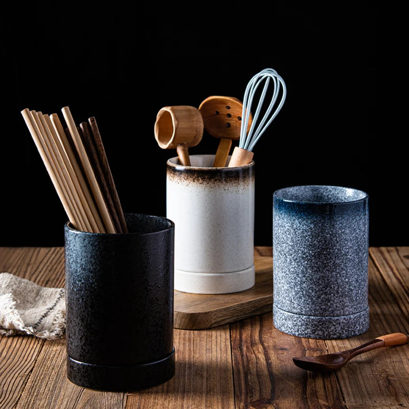 Pots à ustensiles japonais en céramique garnis d'ustensiles de cuisine en bois