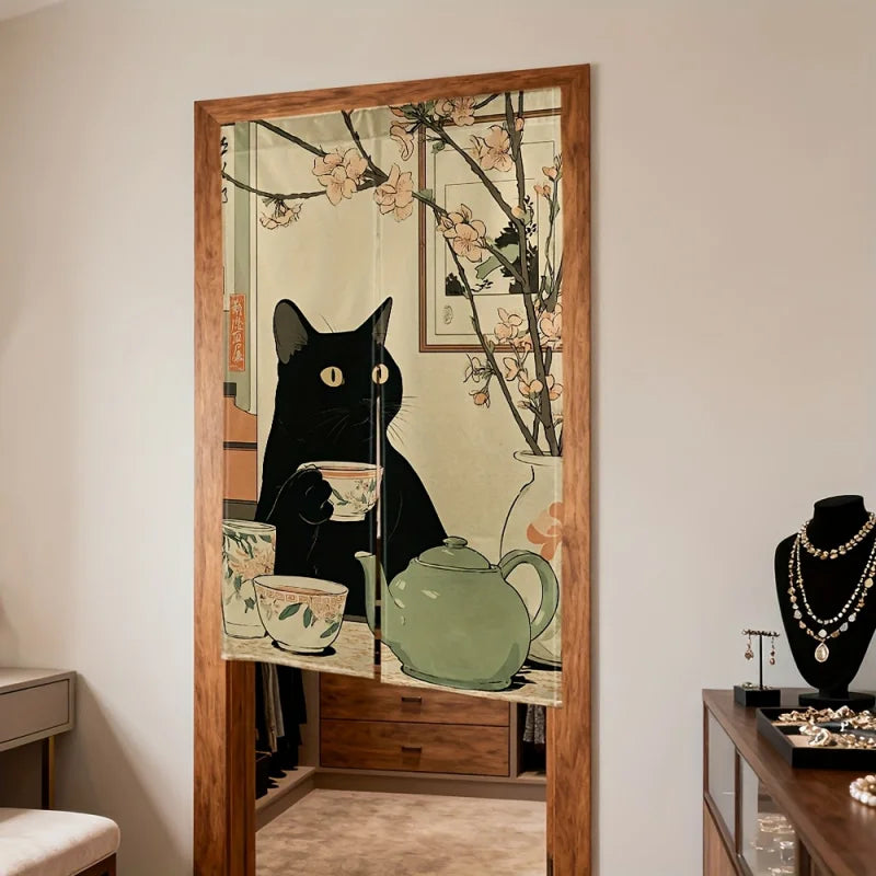 Noren chat noir et théière, fente centrale visible dans une embrasure