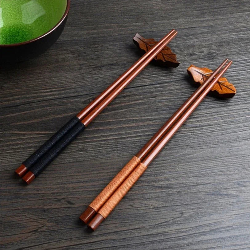 Baguettes japonaises en bois naturel posées sur une table