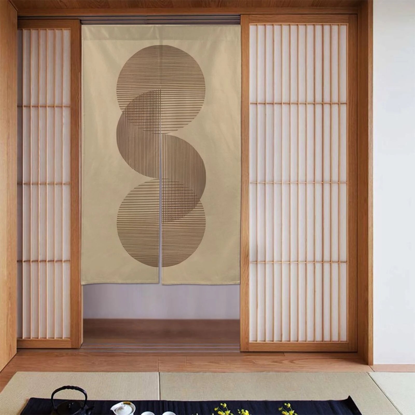 Rideau japonais zen beige suspendu entre deux panneaux shoji, sur tatami
