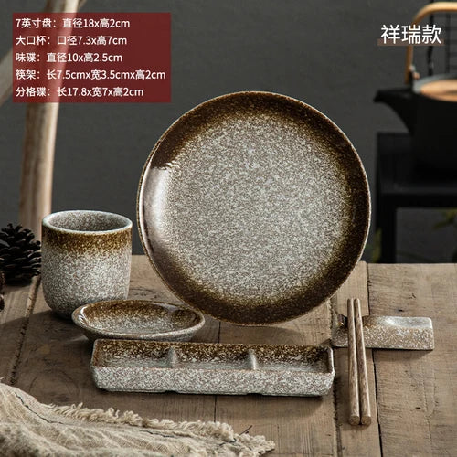 Service de vaisselle japonaise cinq pièces en grès sur table en bois, vue 7