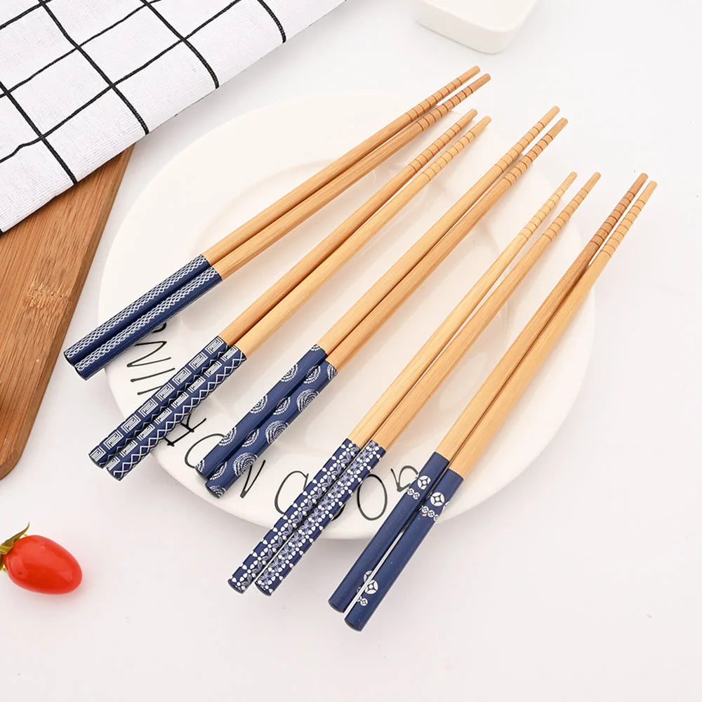 Set de cinq paires de baguettes japonaises en bambou à motifs