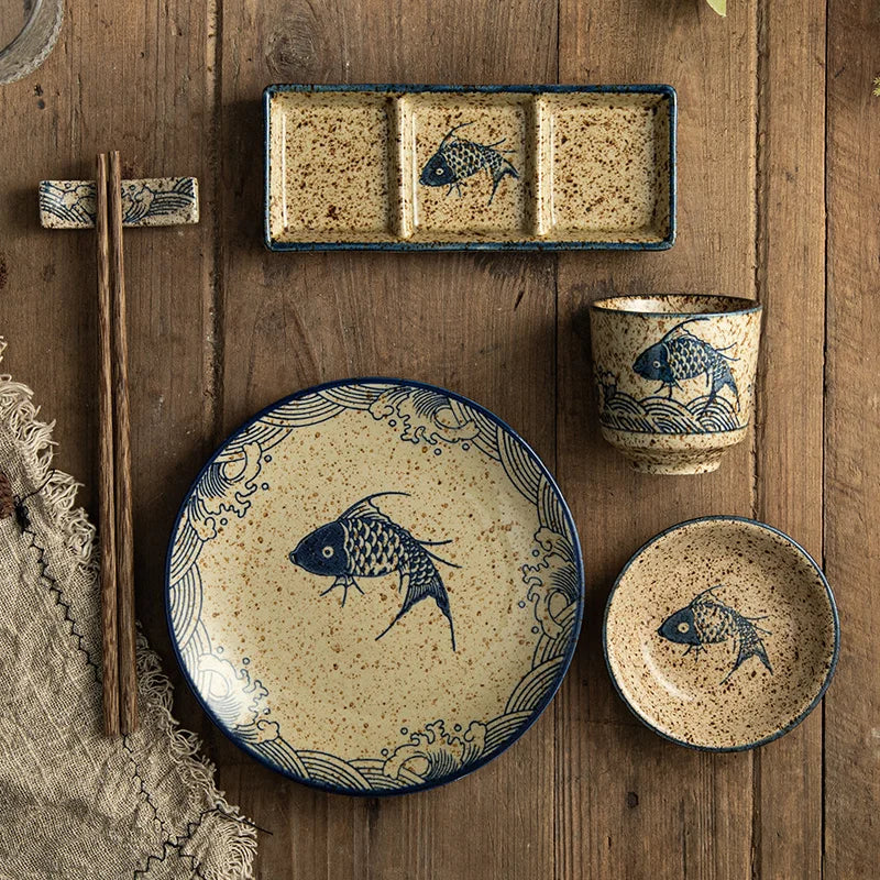 Service de vaisselle japonaise cinq pièces en grès sur table en bois, vue 3
