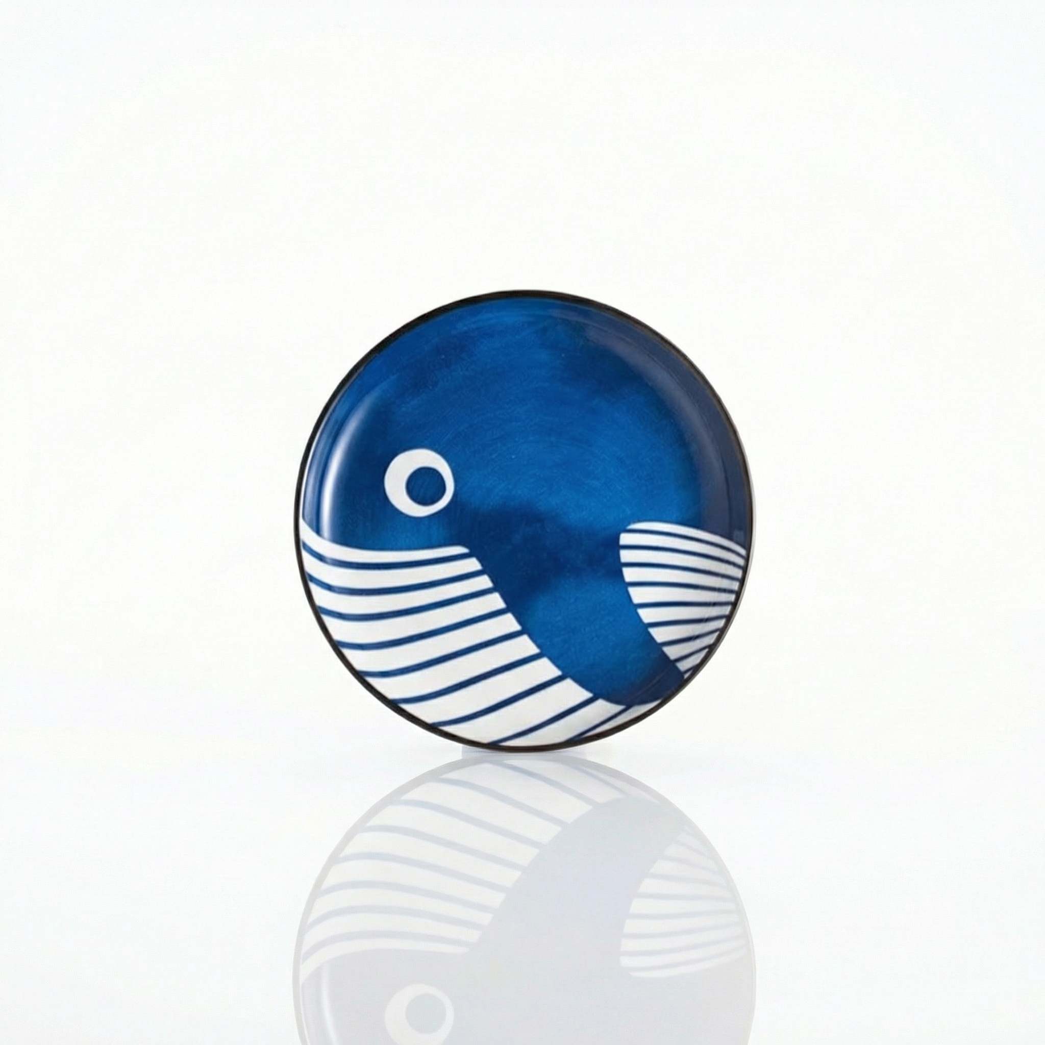 Assiette creuse céramique japonaise motif baleine bleu profond fond blanc avec reflet