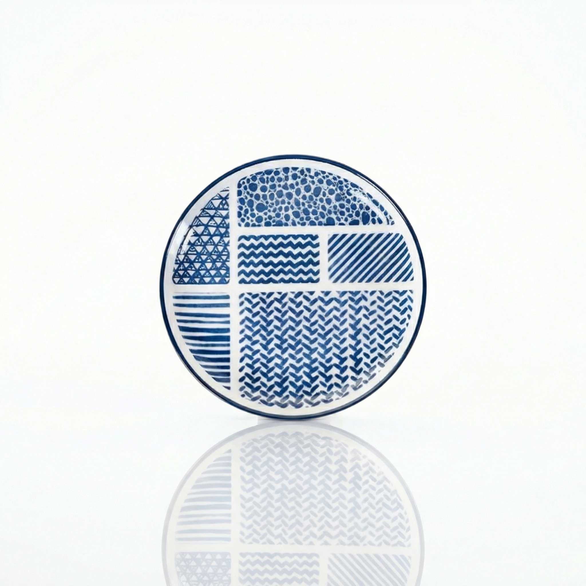 Assiette plate céramique japonaise motif vague bleue géométrique fond blanc