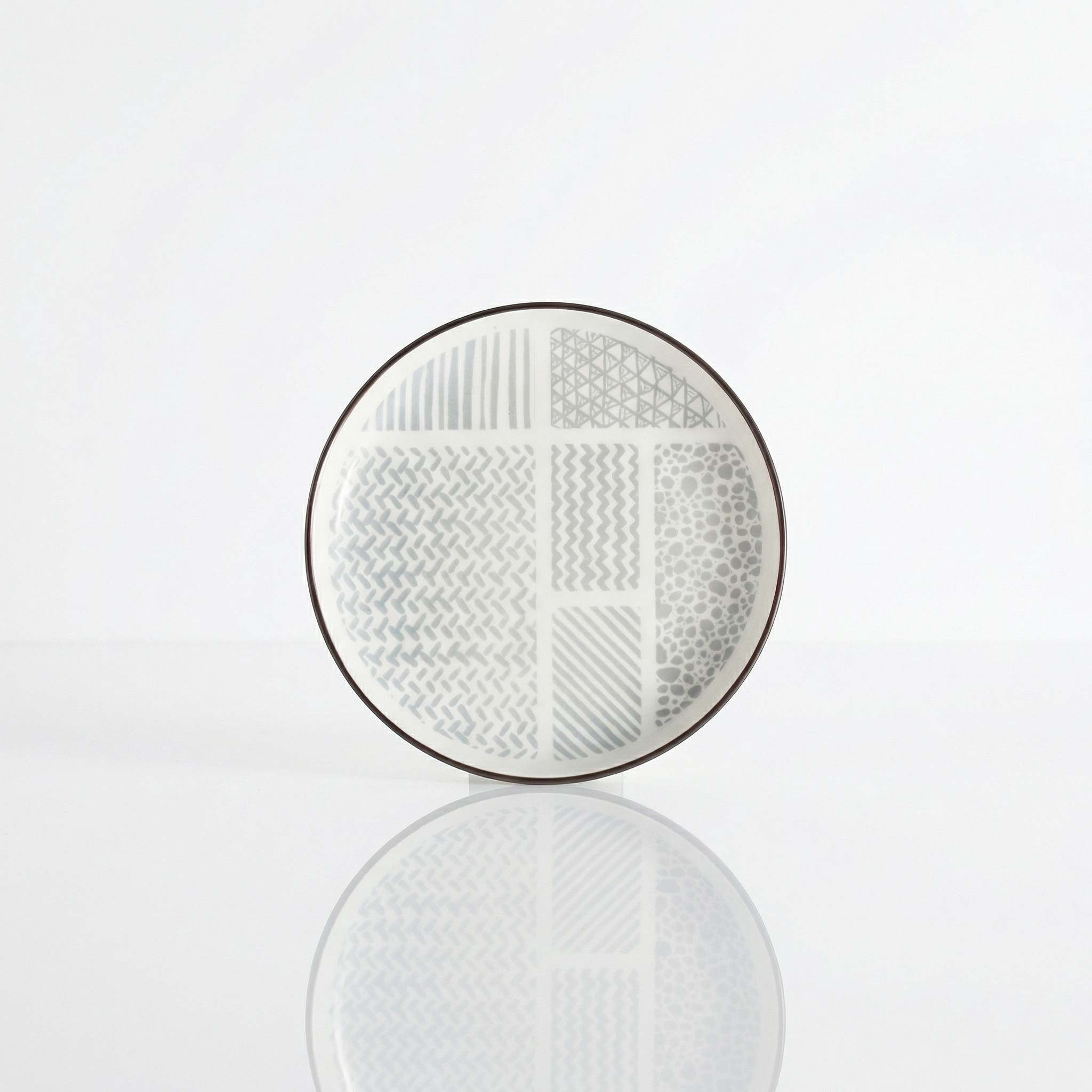 Assiette plate céramique japonaise motif vague grise géométrique fond blanc