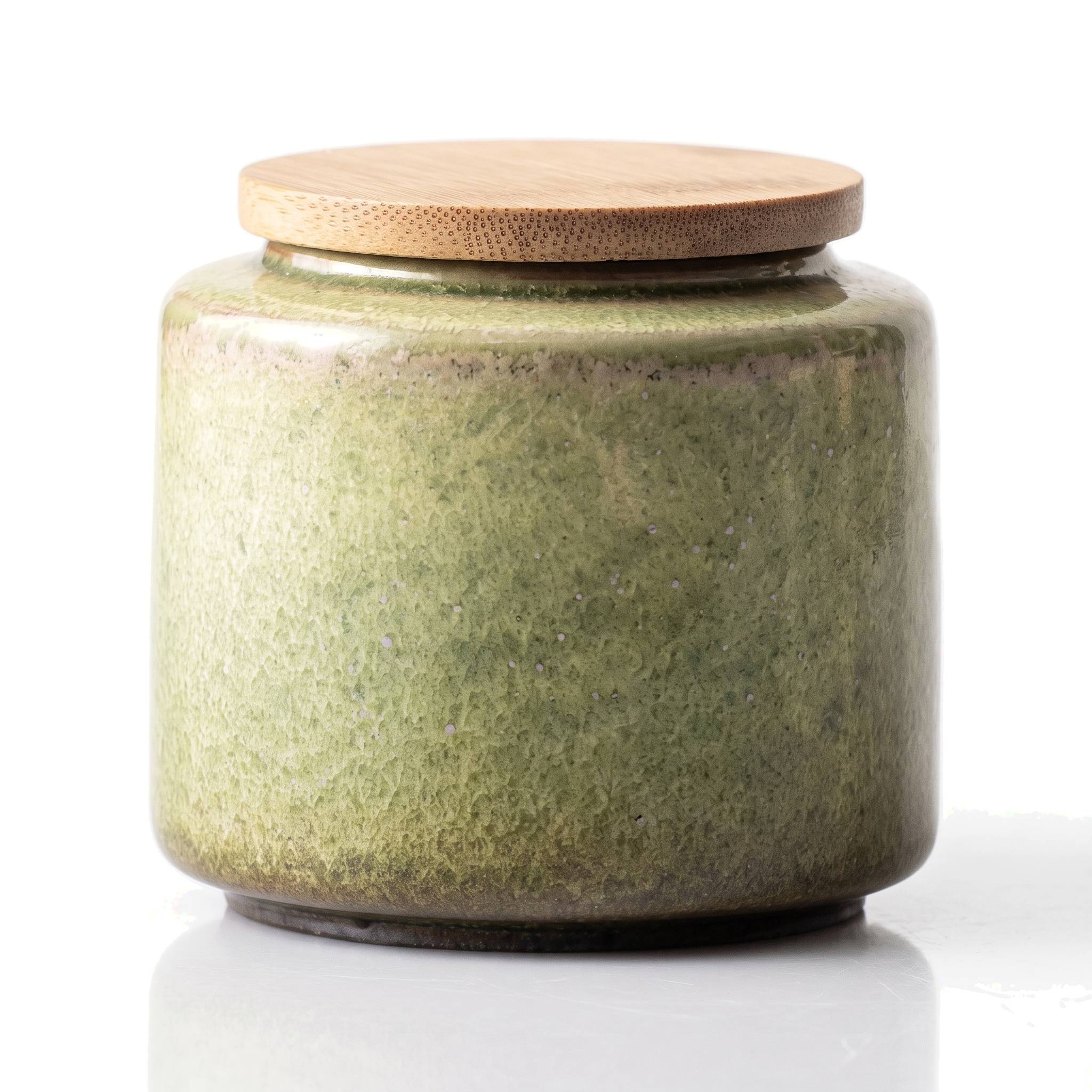 Petite boîte à thé japonaise en céramique verte avec couvercle en bambou