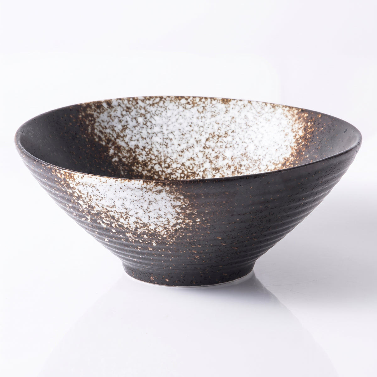 Bol à ramen japonais rustique Blanc, large tache blanche mouchetée de brun sur la céramique noire striée