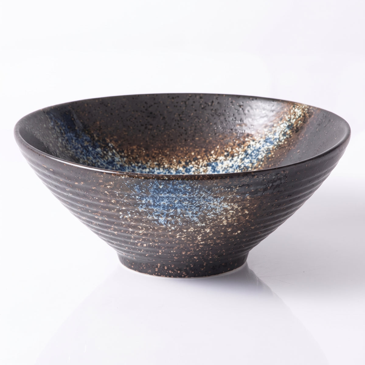 Bol à ramen japonais rustique Bleu, une traînée de glaçure bleue qui traverse le fond sombre moucheté