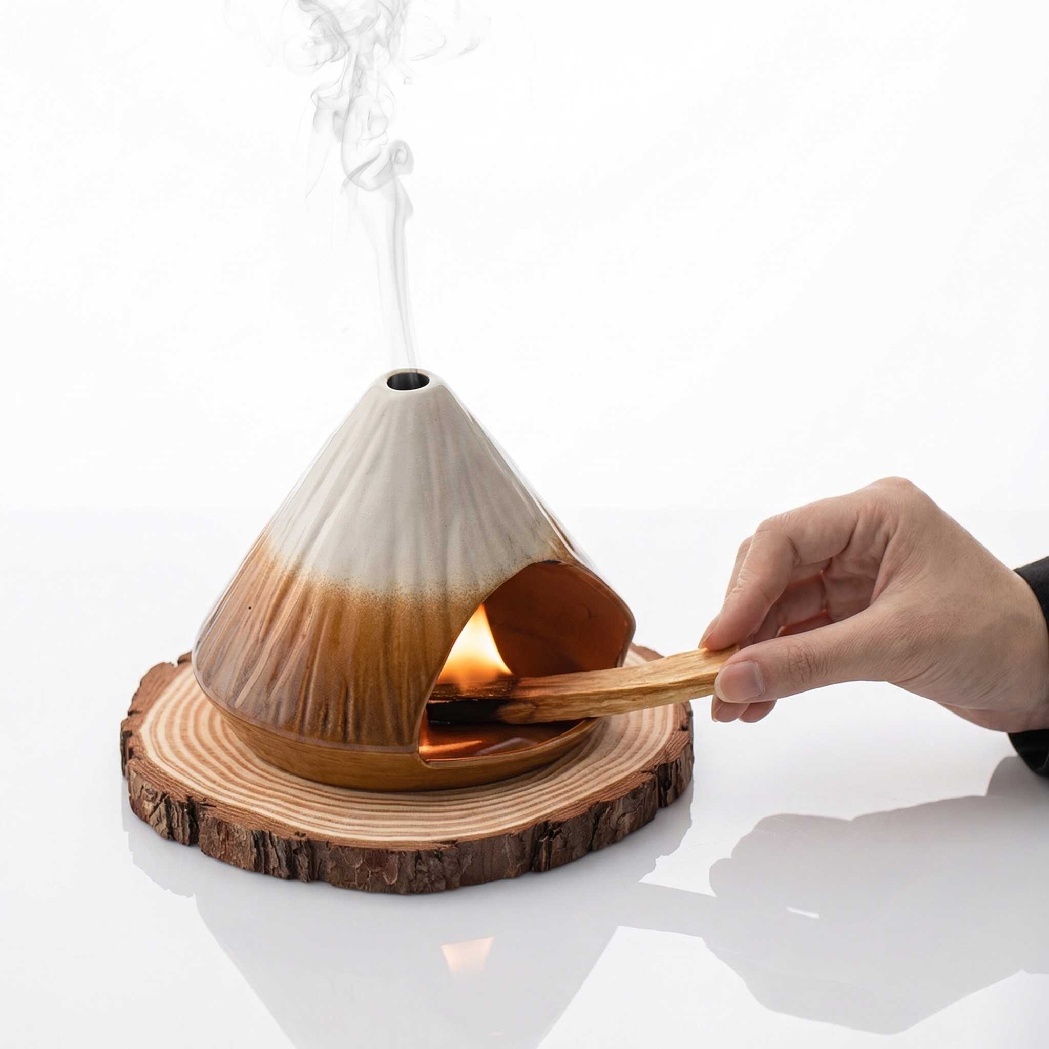 Bruleur d'encens Mont Fuji en ceramique marron avec baton d'encens allume sur rondin de bois