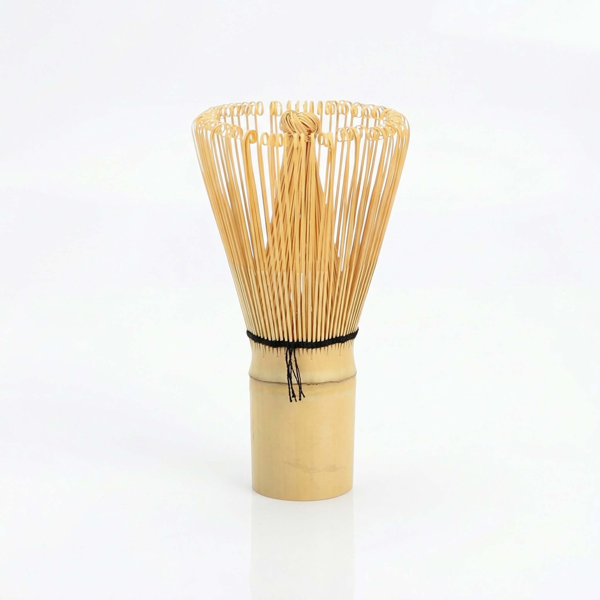 Chasen fouet matcha bambou naturel 100 brins avec fil noir fond blanc avec reflet