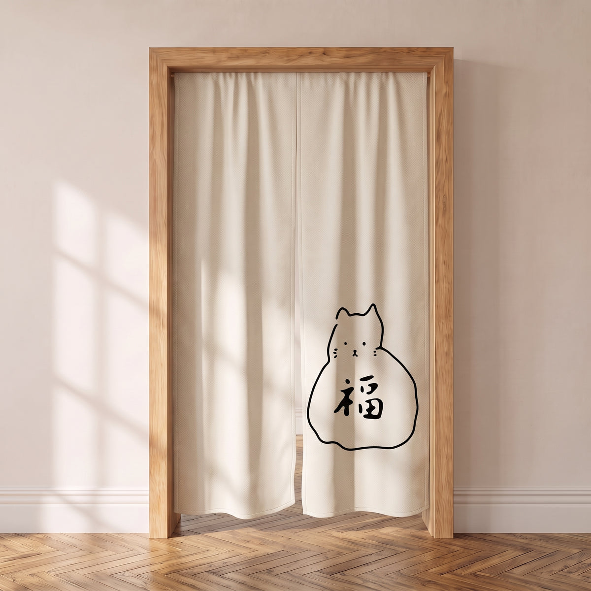Noren japonais écru à chat dessiné au trait portant le caractère fuku, suspendu dans une porte intérieure