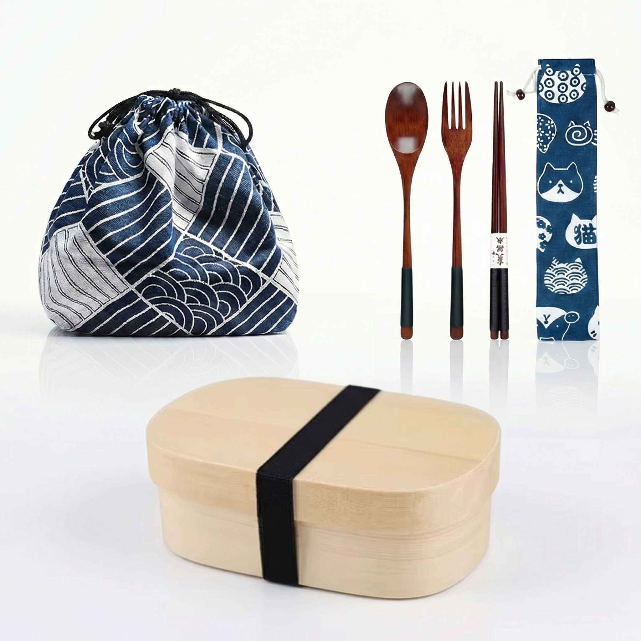 Coffret bento en bois clair naturel avec couverts assortis, sac bourse bleu motifs vagues et étui à baguettes japonais