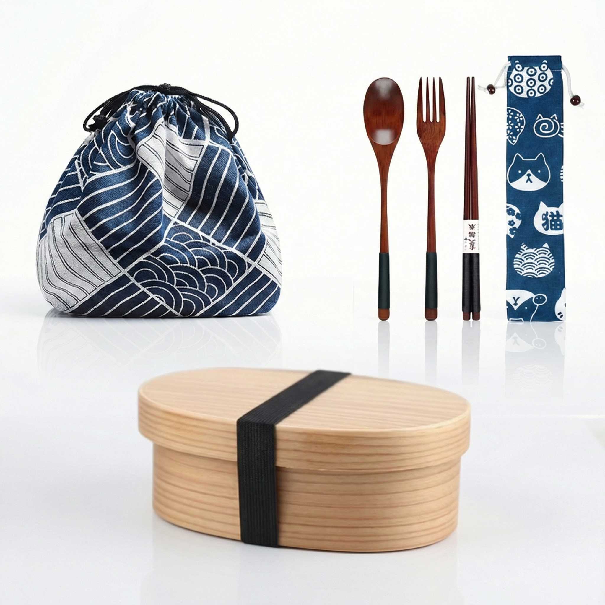 Coffret bento rond en bois clair avec couverts, élastique et sac bourse bleu aux motifs de vagues