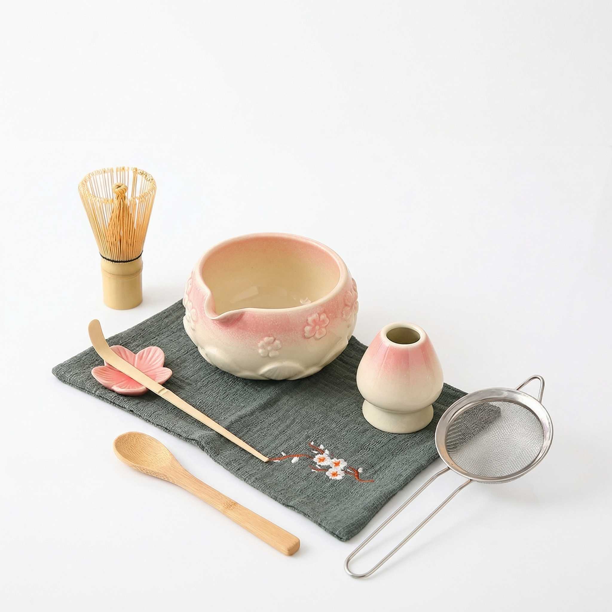 Coffret matcha fleurs de cerisier rose blanc avec chasen chashaku et passoire sur tissu brode