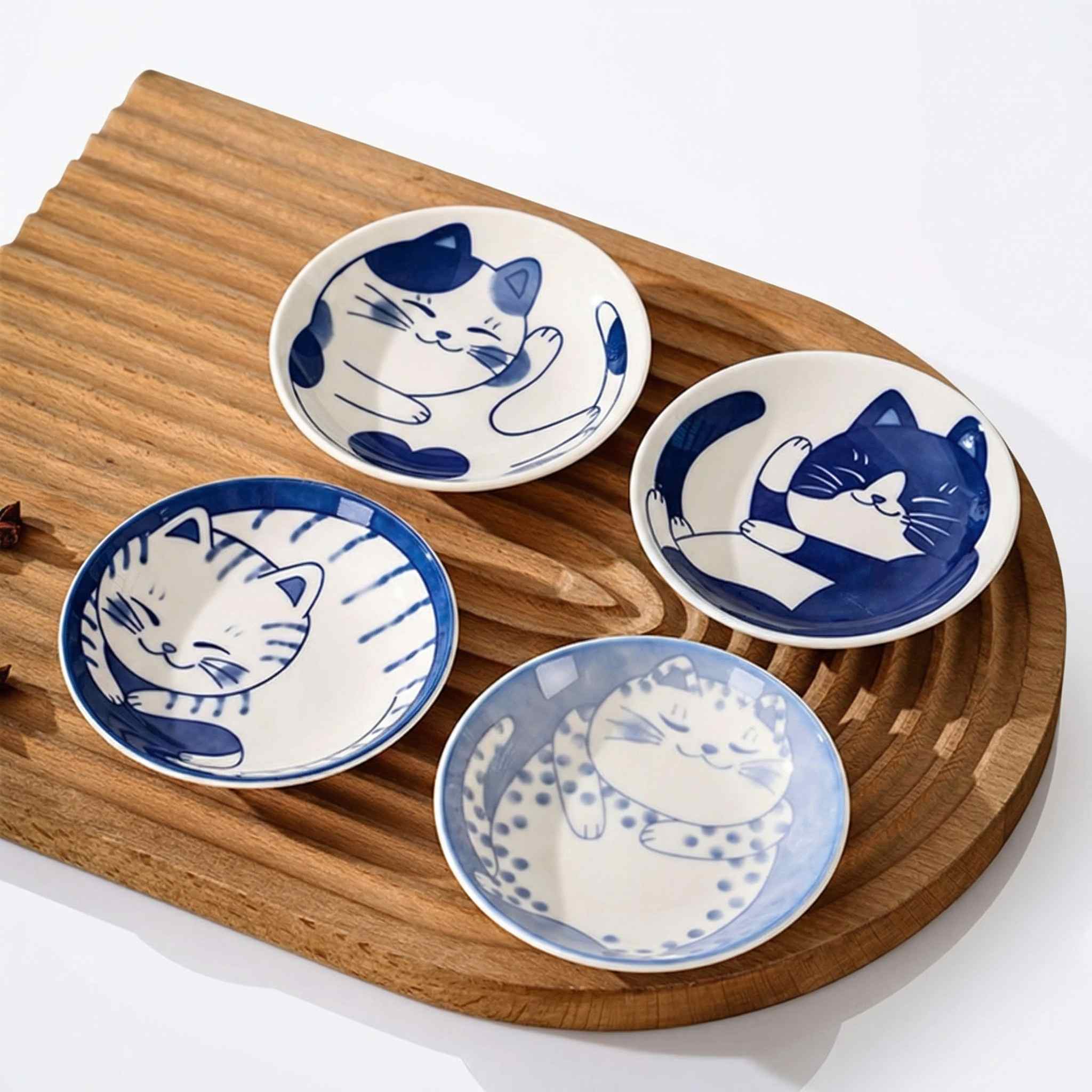 Quatre coupelles céramique chat japonais bleu et blanc sur plateau en bois