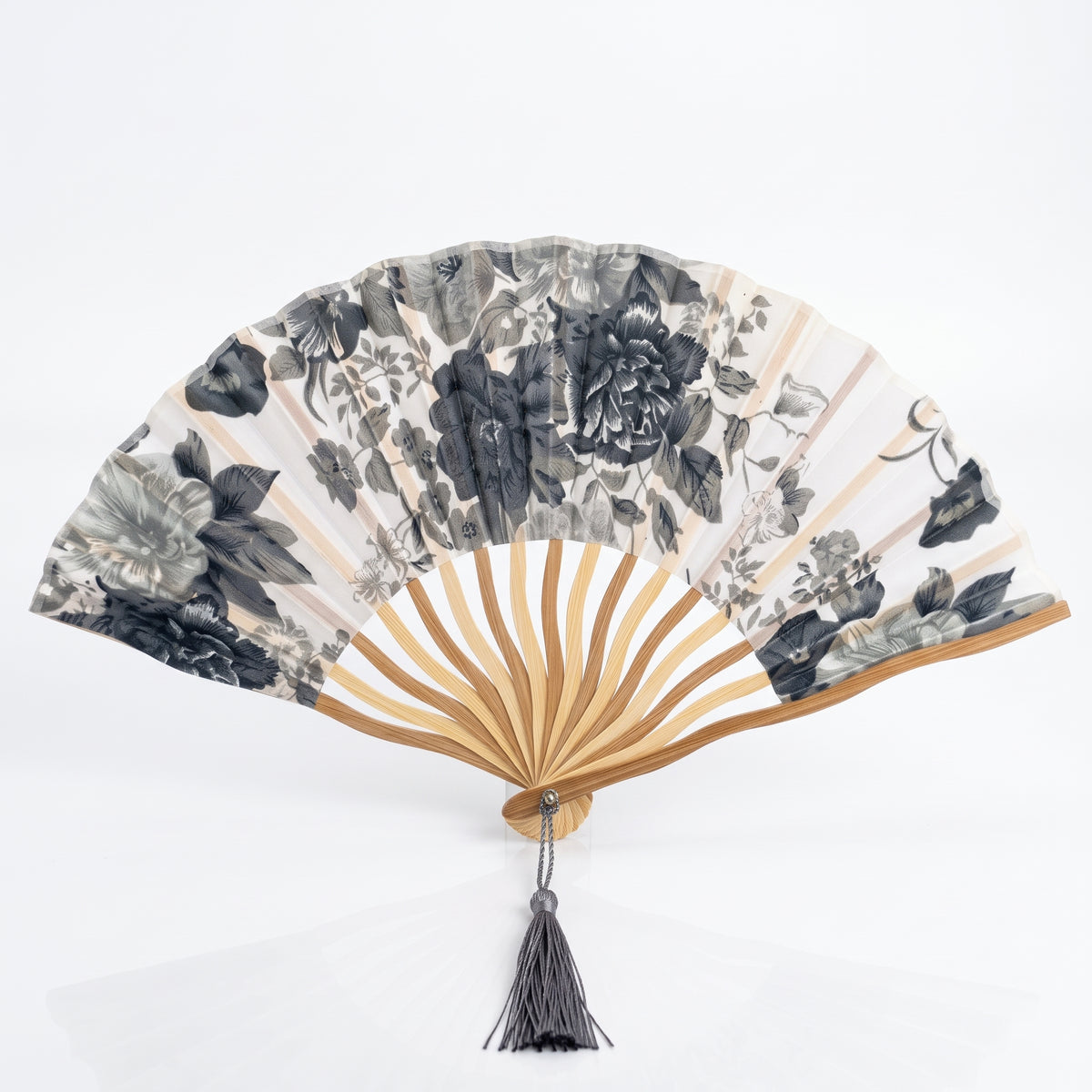 Éventail japonais fleuri gris à bord ondulé, fleurs grises et noires sur fond clair, pompon gris