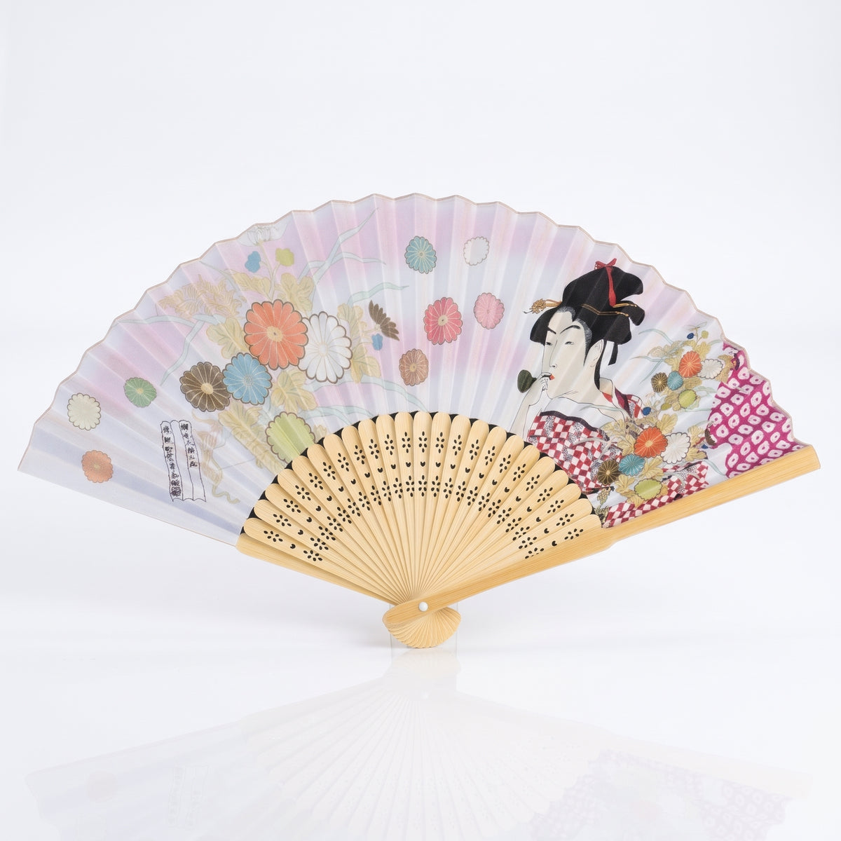 Éventail japonais geisha ouvert, jeune femme d'Utamaro au kimono à damier rouge soufflant dans un poppin, chrysanthèmes