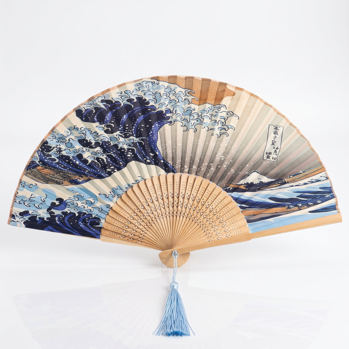 Éventail japonais Grande Vague de Kanagawa ouvert, estampe d'Hokusai sur monture en bambou ajourée, pompon bleu
