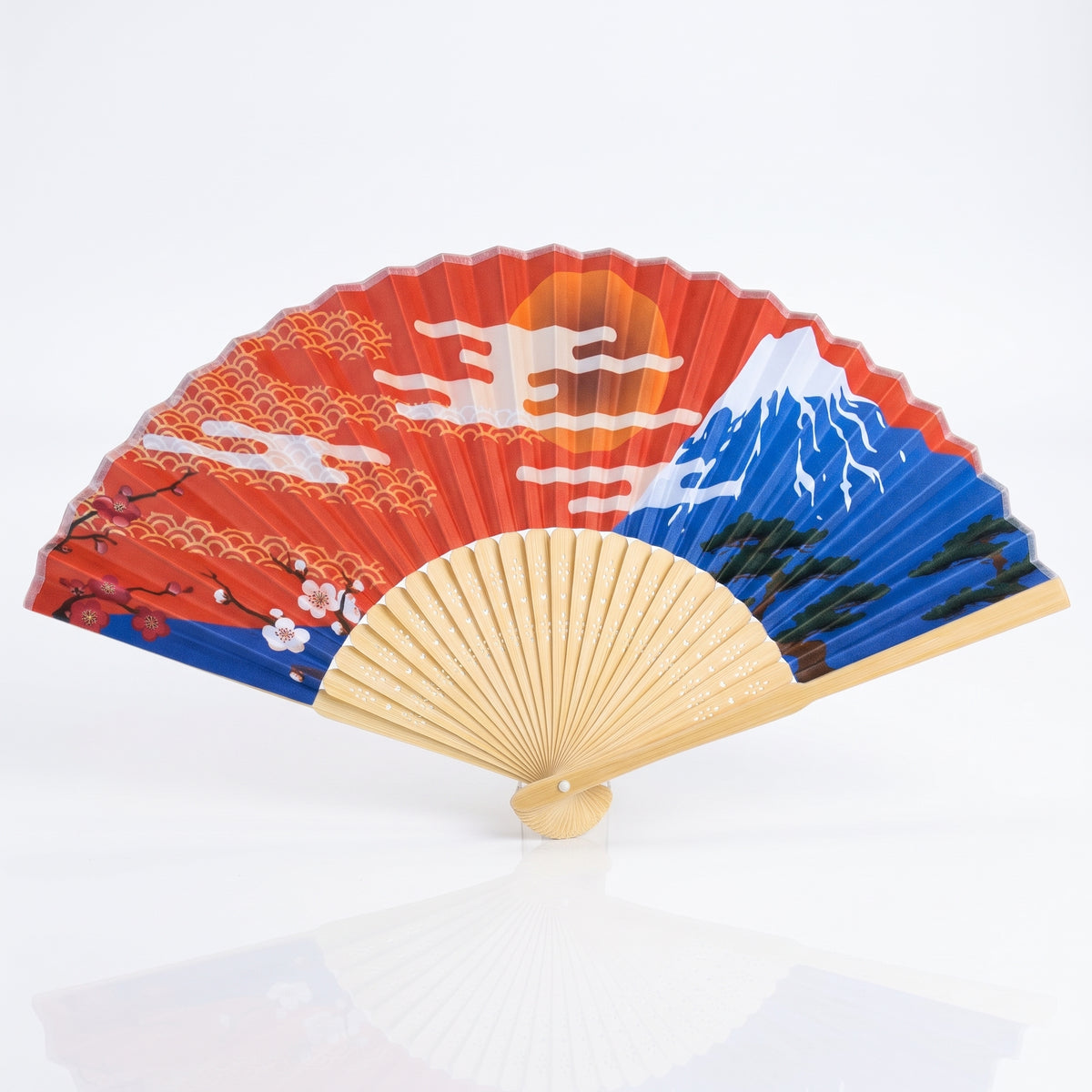 Éventail japonais mont Fuji fond rouge ouvert, montagne bleue sous un soleil orangé, ciel rouge et pins sombres