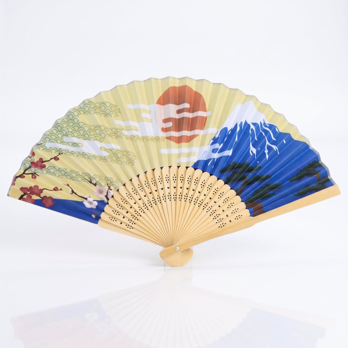 Éventail japonais mont Fuji soleil levant ouvert, soleil rouge sur ciel jaune pâle, nuages dorés et prunier en fleurs