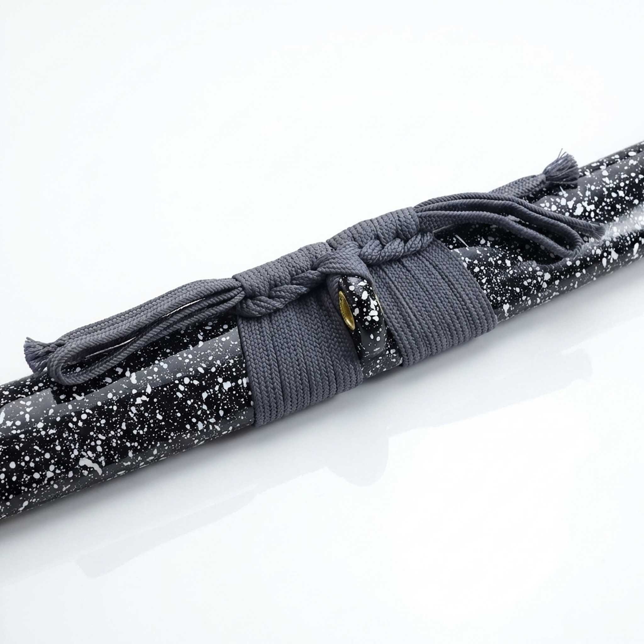 Katana decoratif en bambou detail fourreau saya mouchete et sageo gris