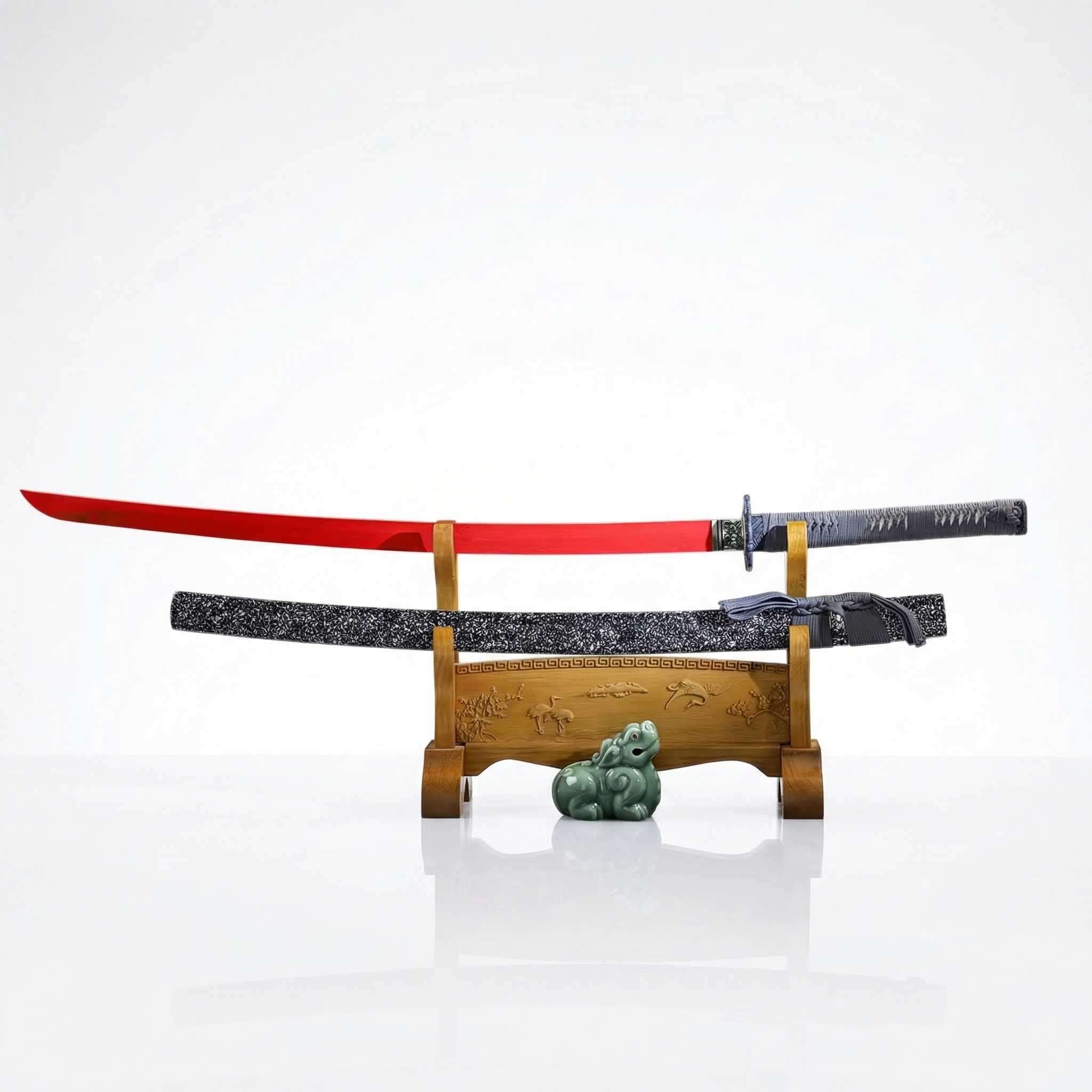 Katana decoratif en bambou sur support bois sculpte lame rouge degainee