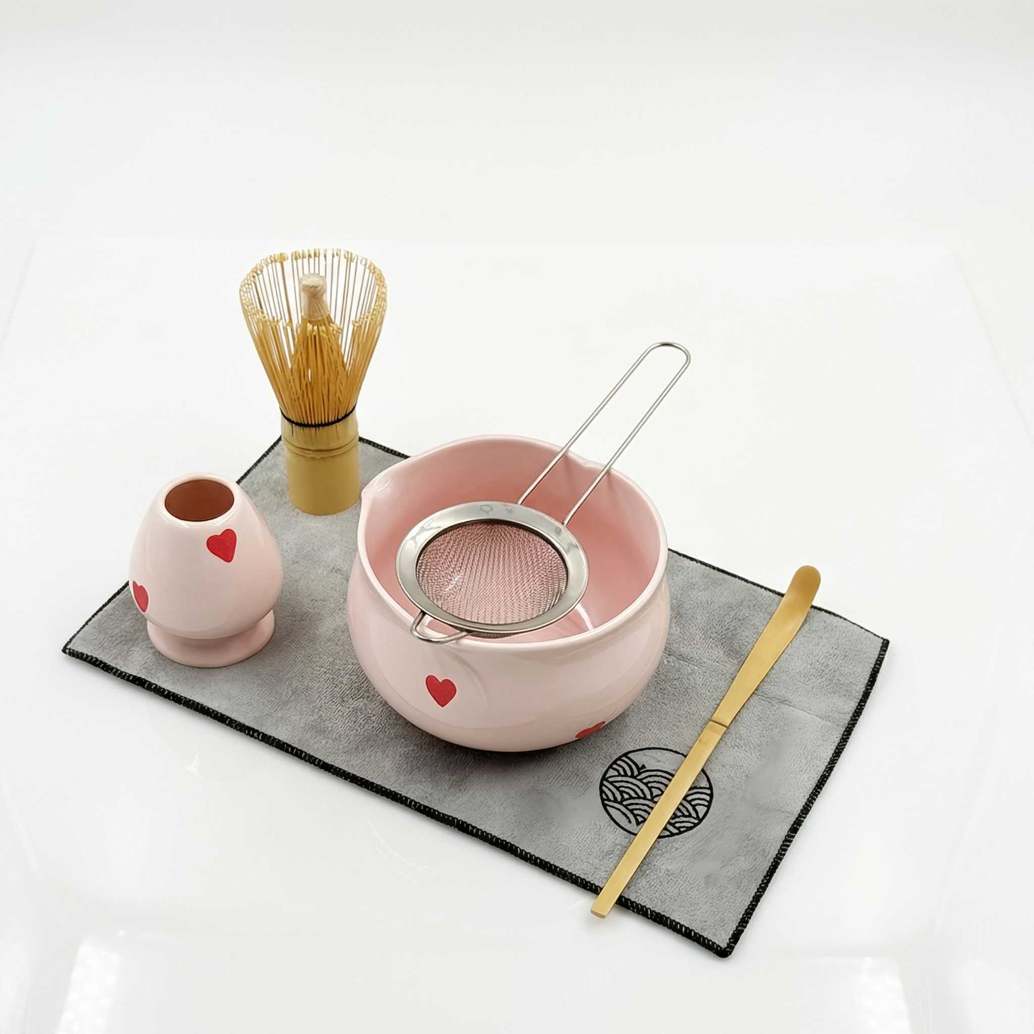 Kit matcha coeurs roses avec chawan chasen passoire et chashaku sur tissu gris