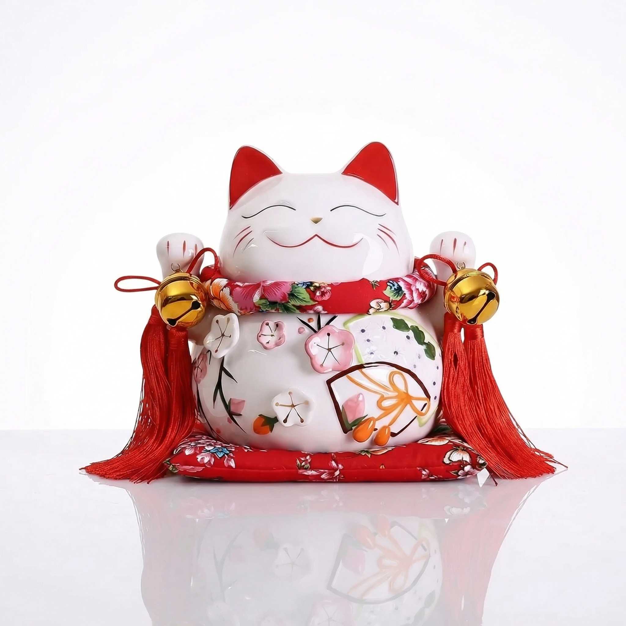 Maneki Neko céramique Harmonie et Printemps blanc avec clochettes dorées et pompons rouges