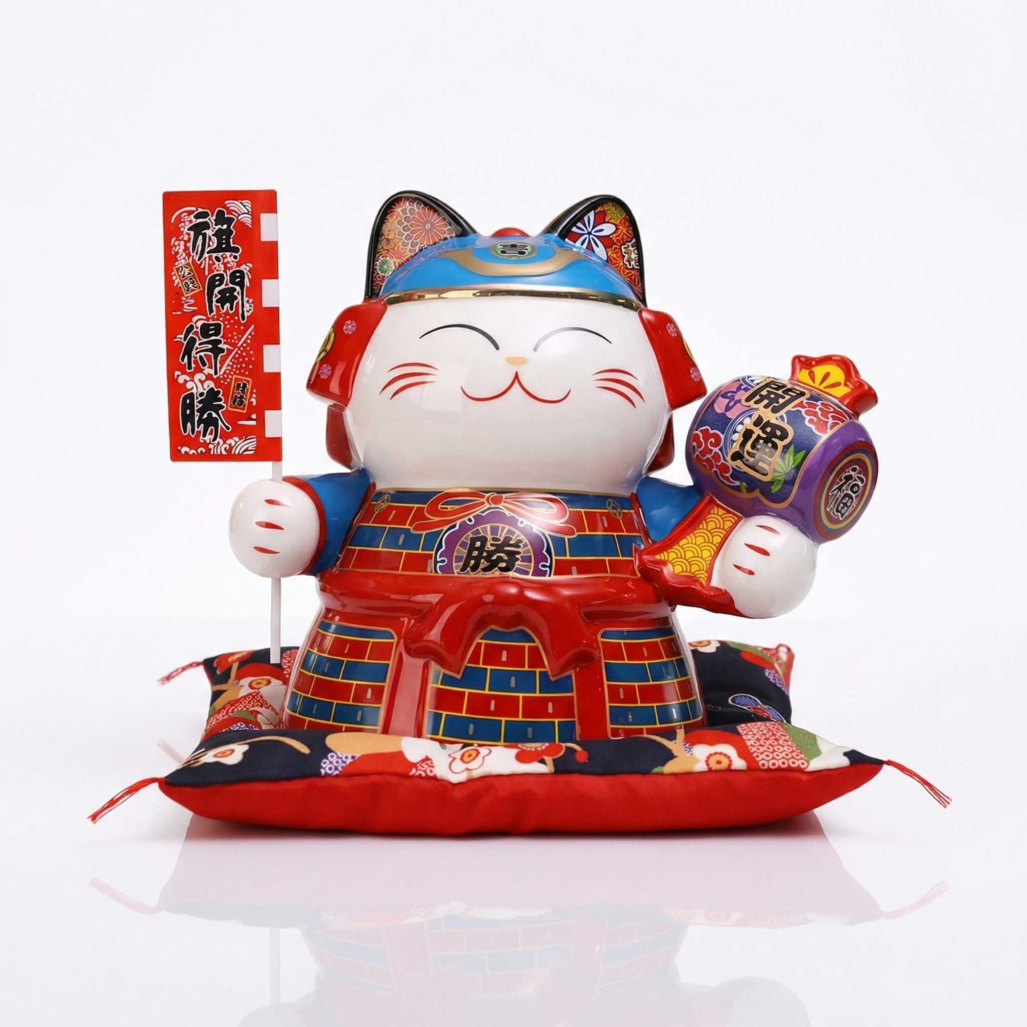 Maneki Neko céramique samouraï avec armure et drapeau victoire sur coussin rouge