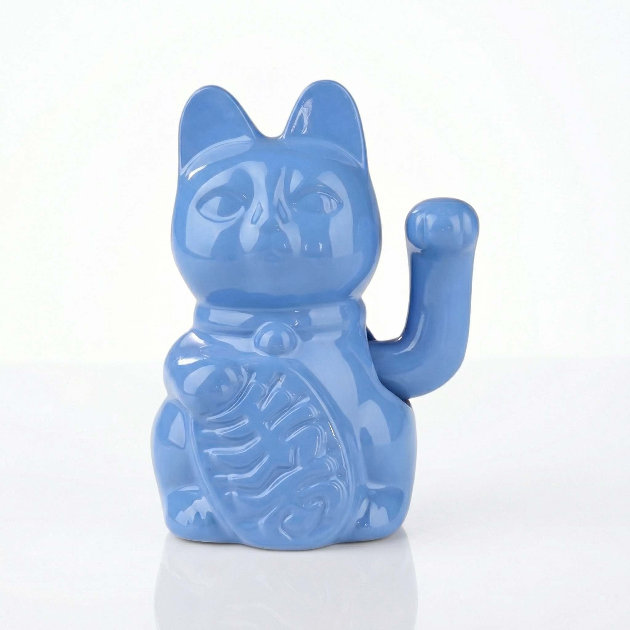 Maneki Neko électrique bleu moderne patte levée fond blanc avec reflet