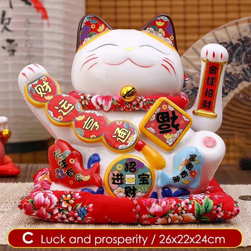 Maneki Neko blanc en céramique avec bras oscillant, carpes Koi sacrées et symboles de surplus financier.