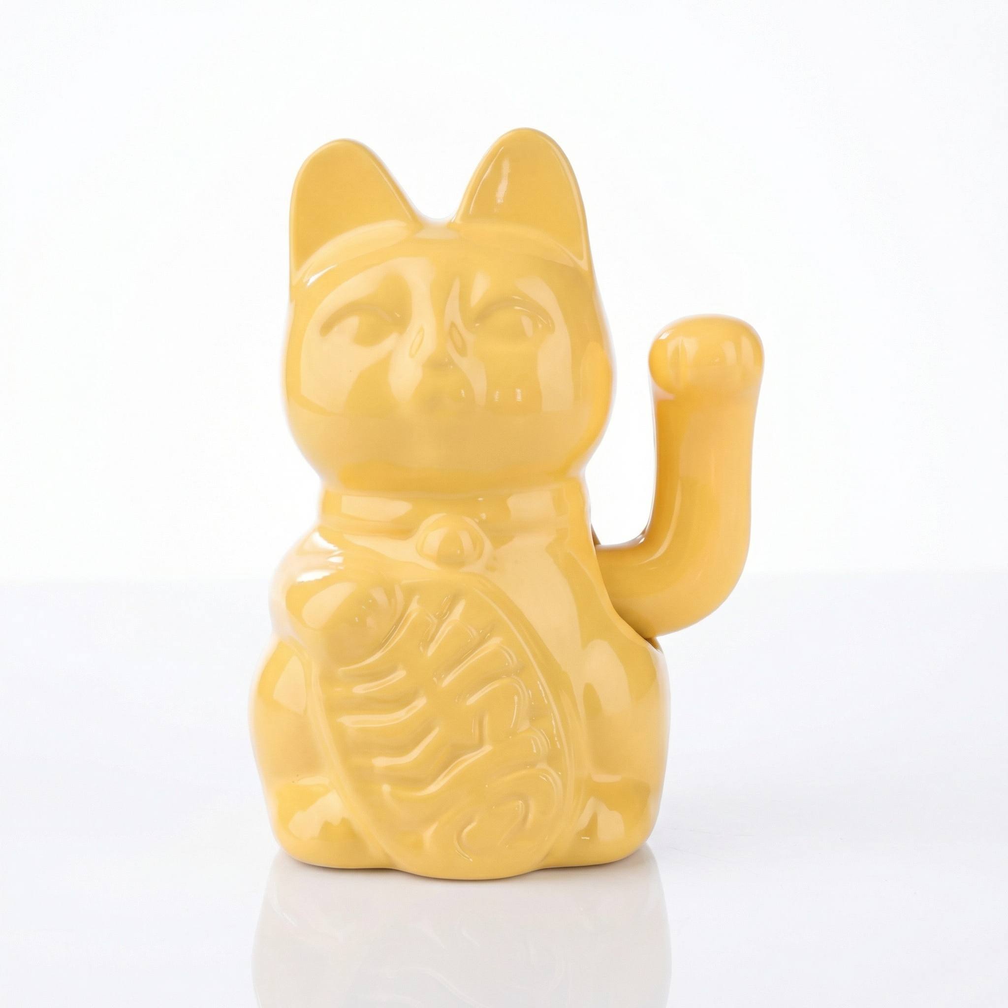 Maneki Neko électrique jaune moderne patte levée fond blanc avec reflet