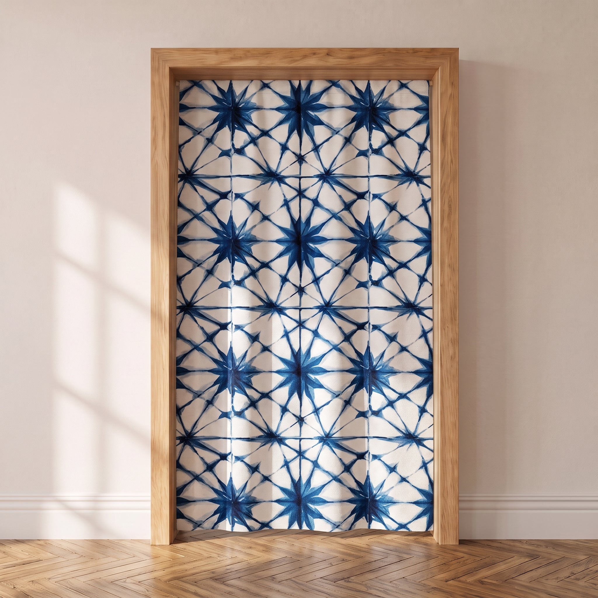Noren japonais à étoiles kumo shibori bleues sur blanc dans une porte intérieure