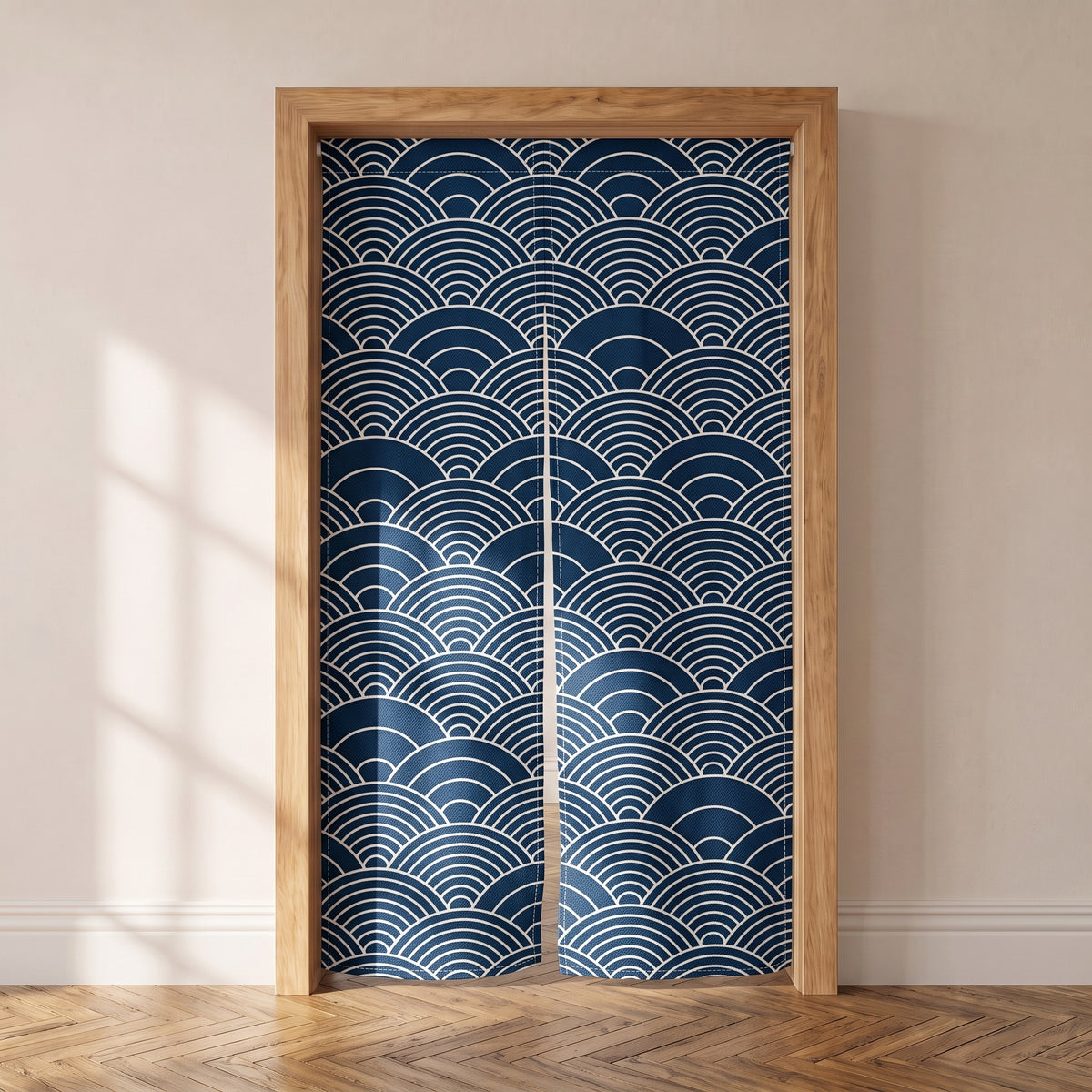 Noren japonais seigaiha bleu marine suspendu dans une porte, parquet chene