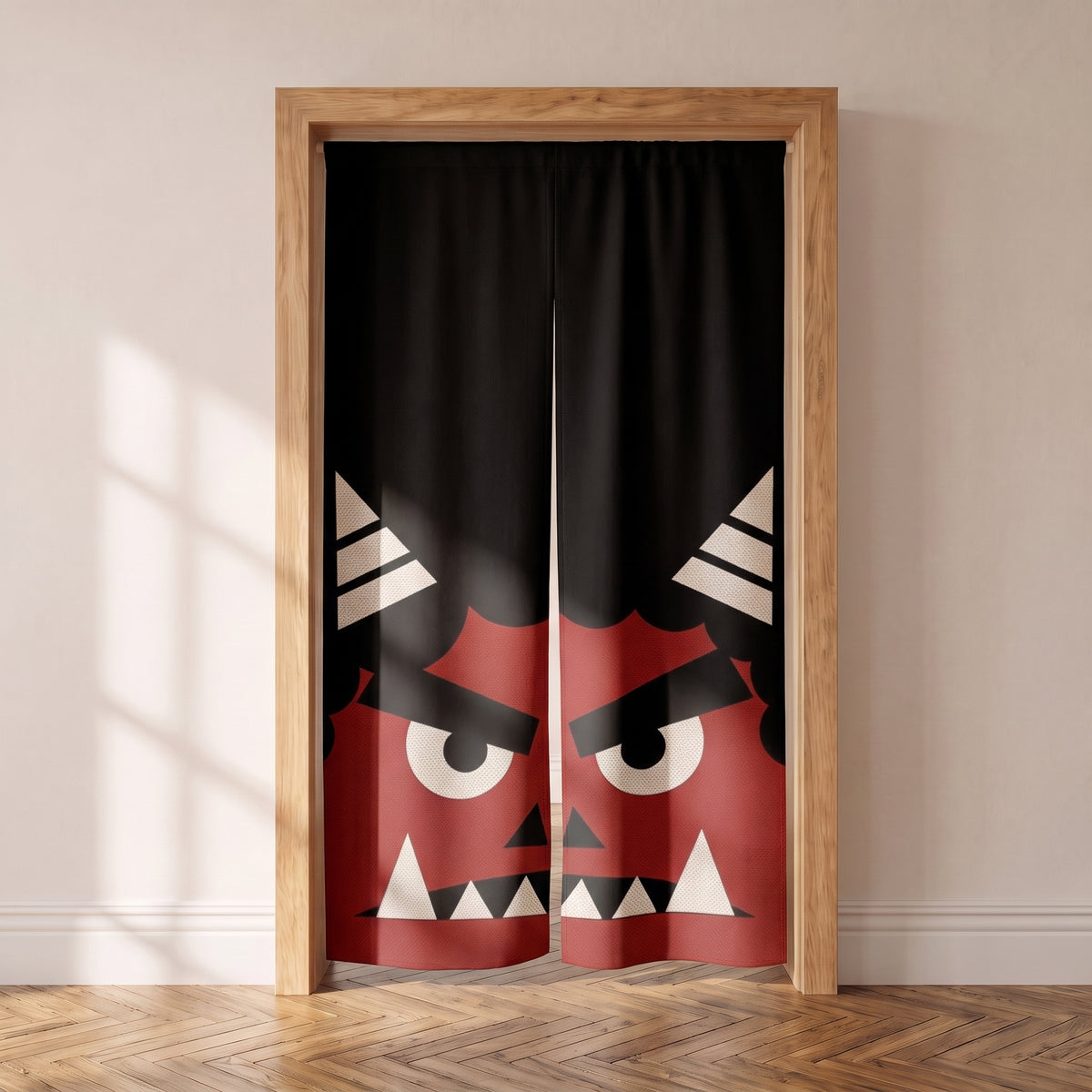 Noren japonais noir au masque d'oni rouge grimaçant dans une porte intérieure