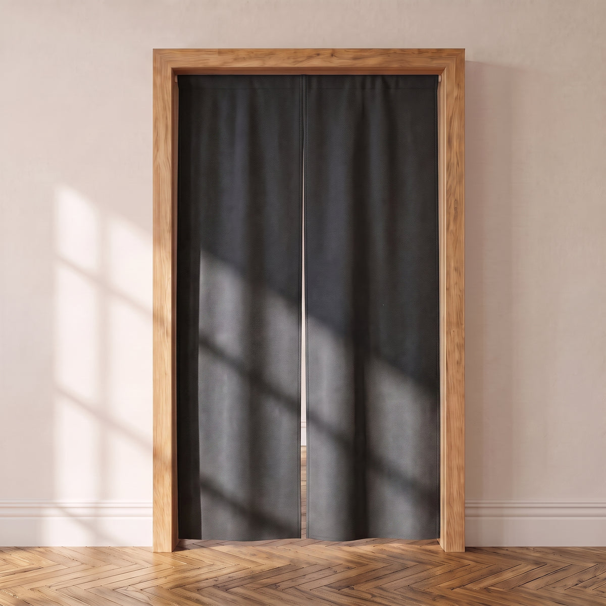 Noren japonais uni anthracite, gris très sombre en teinte pleine, porte intérieure en bois clair