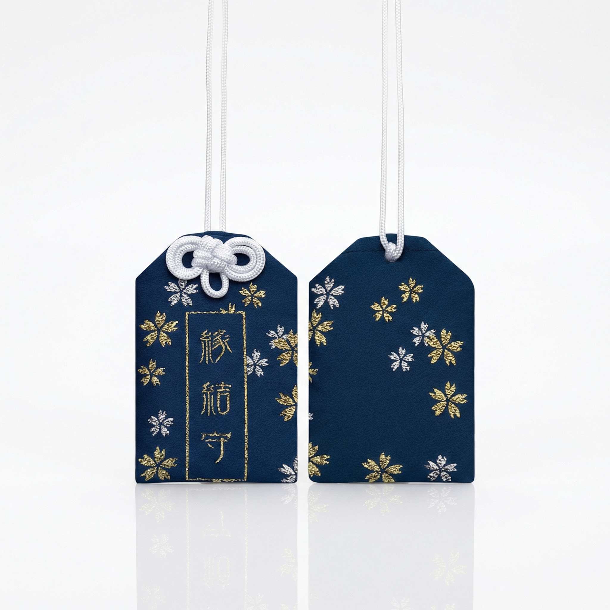 Omamori bleu marine brodé calligraphie dorée Enmusubi lien sacré et amour