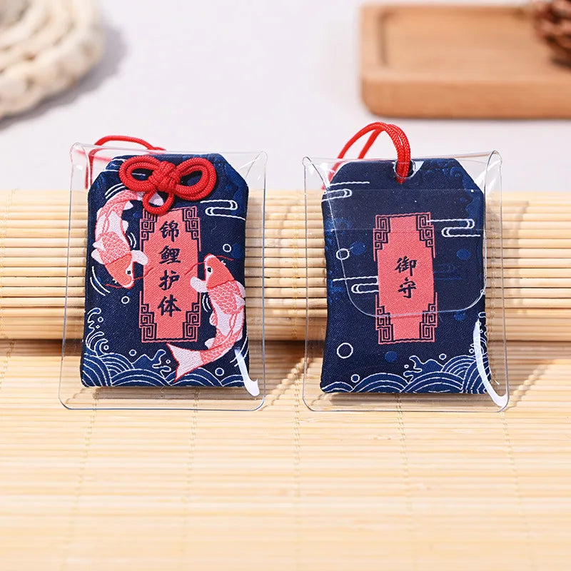Omamori japonais bleu marine brodé avec deux carpes Koi pour la protection du corps et la santé vitale.