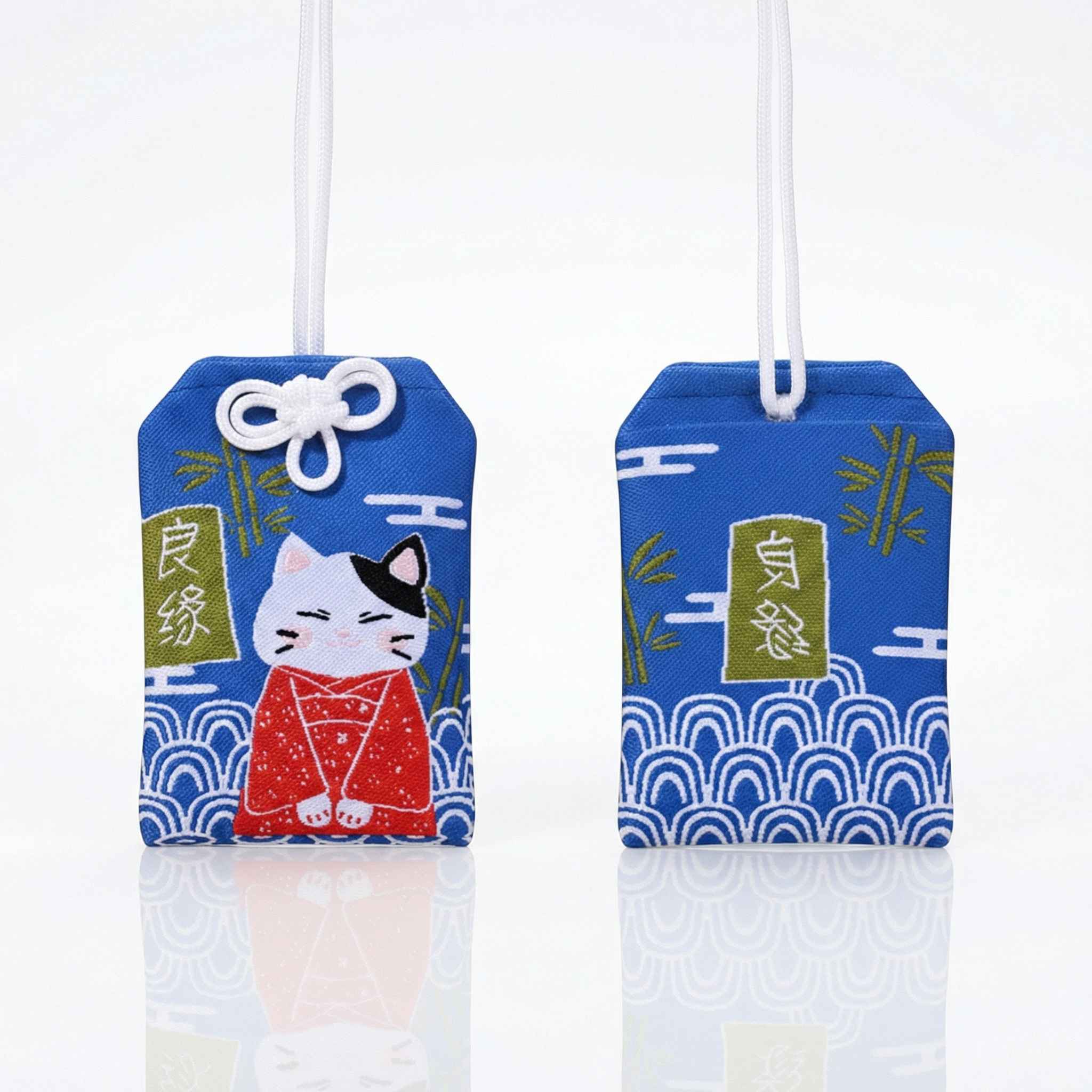 Omamori bleu japonais brodé avec Maneki-Neko pour attirer les bonnes relations et l'amour.