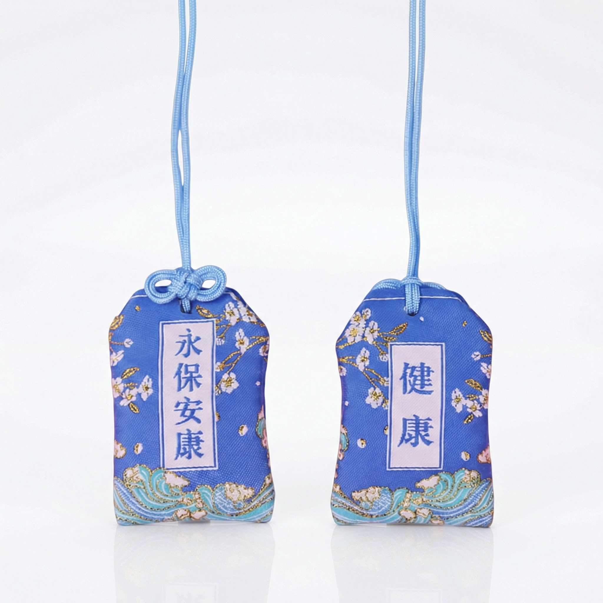 Omamori bleu clair brodé calligraphie dorée 永保安康 santé éternelle et longévité