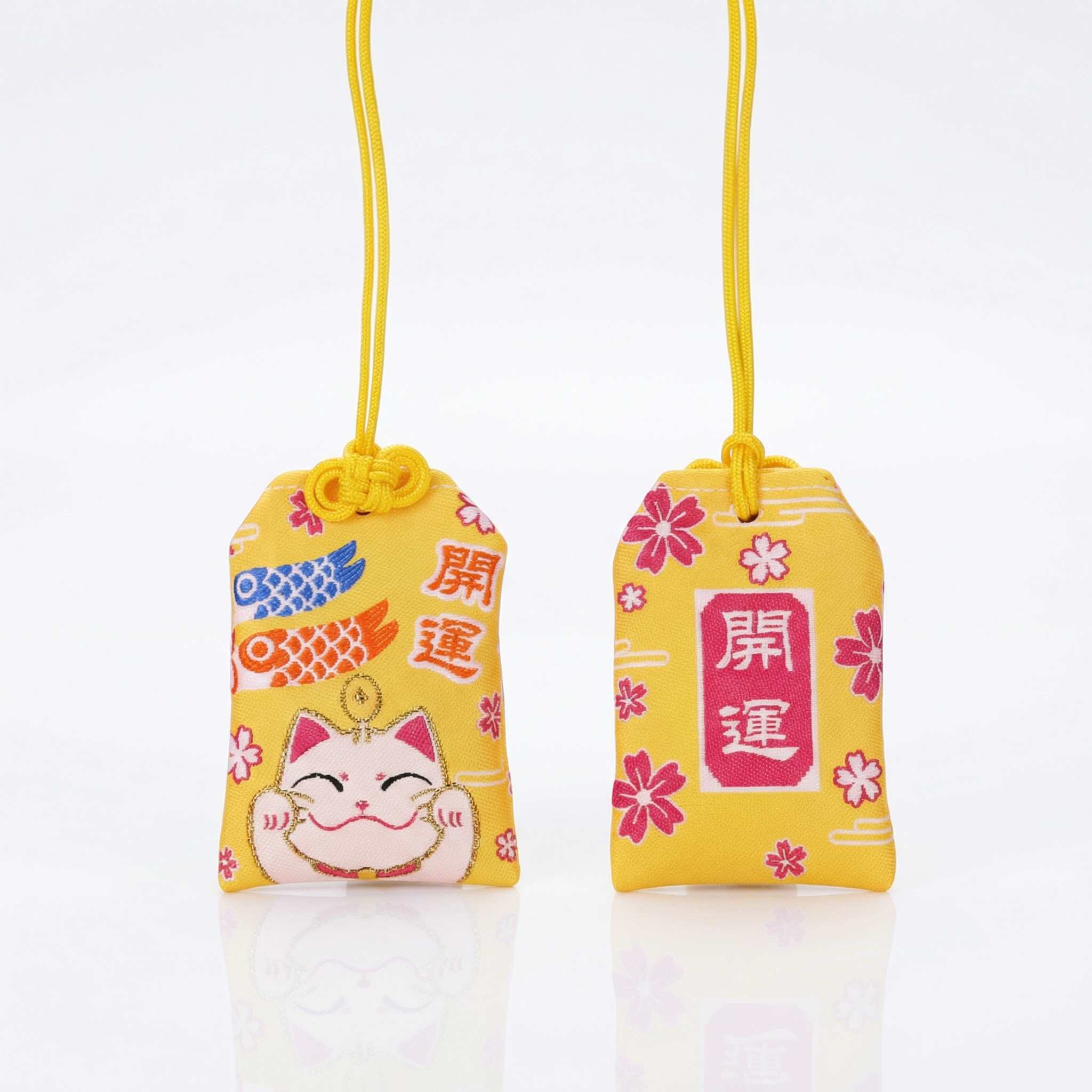 Omamori jaune brodé avec kanji Kaiun, Maneki Neko et koinobori carpes volantes