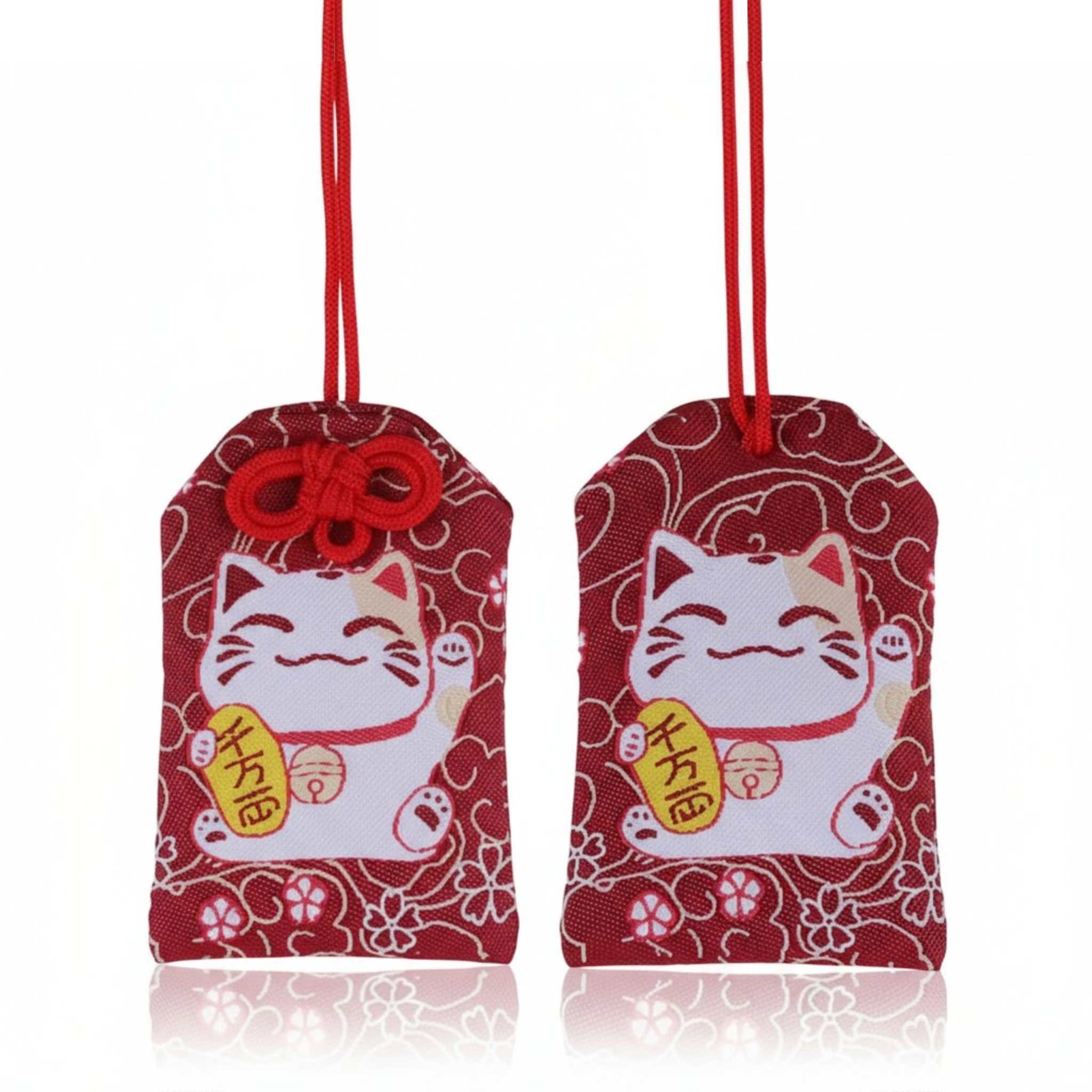 Omamori kawaii rouge brodé Maneki Neko calligraphie dorée 千万両 fortune et prospérité