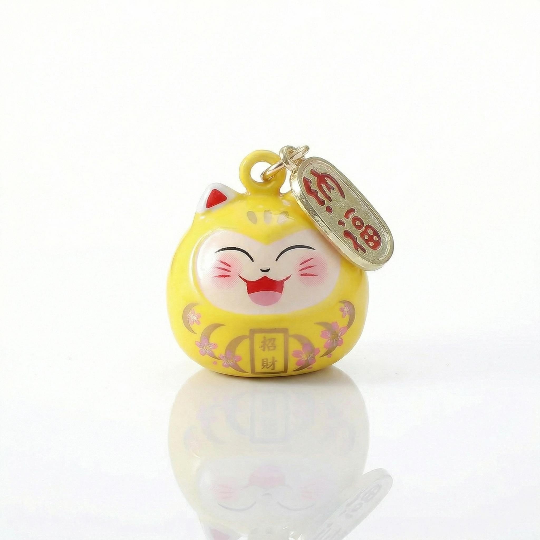 Pendentif Maneki Neko kawaii jaune avec clochette et kanji 招財 fortune