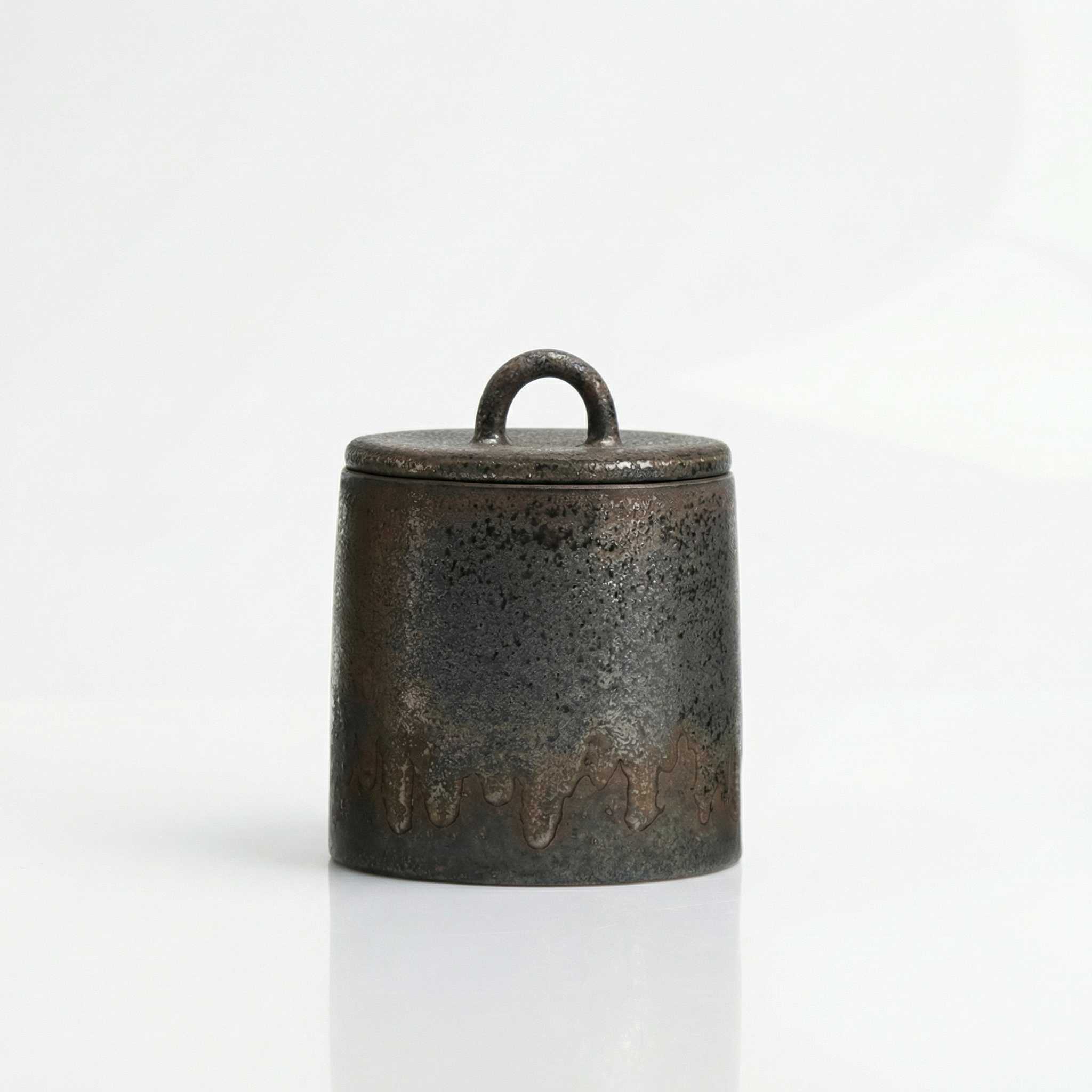 Petite boite a the japonaise compacte en gres coloris brun fonce texture avec couvercle a anse