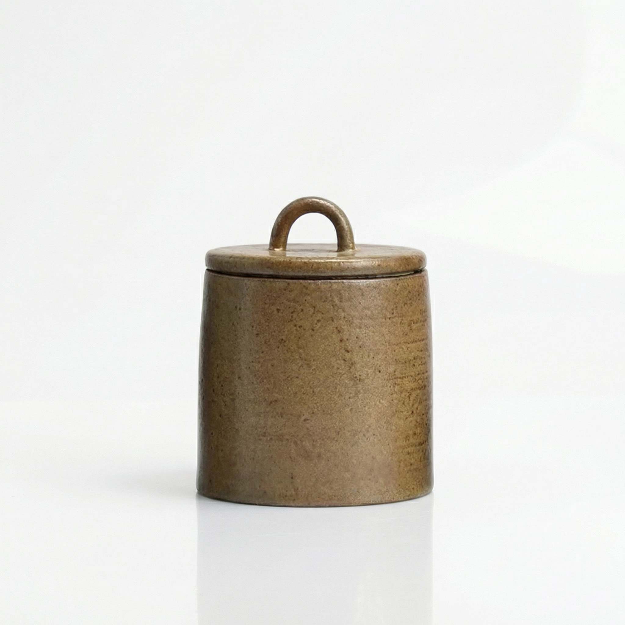 Petite boite a the japonaise compacte en gres coloris kaki avec couvercle a anse