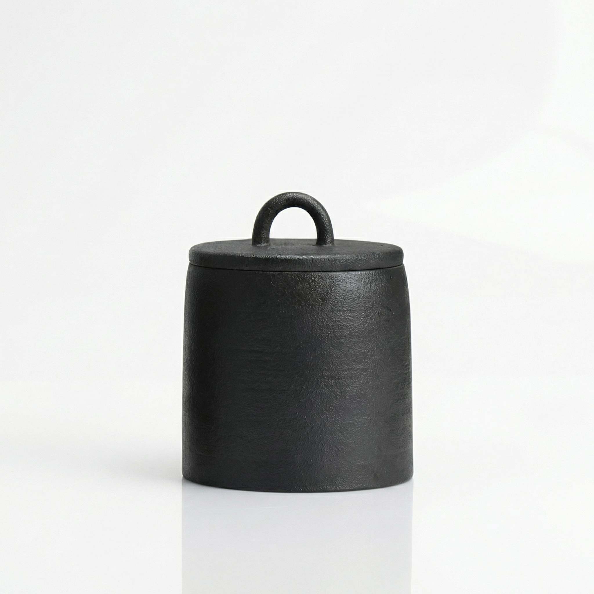 Petite boite a the japonaise compacte en gres coloris noir mat avec couvercle a anse