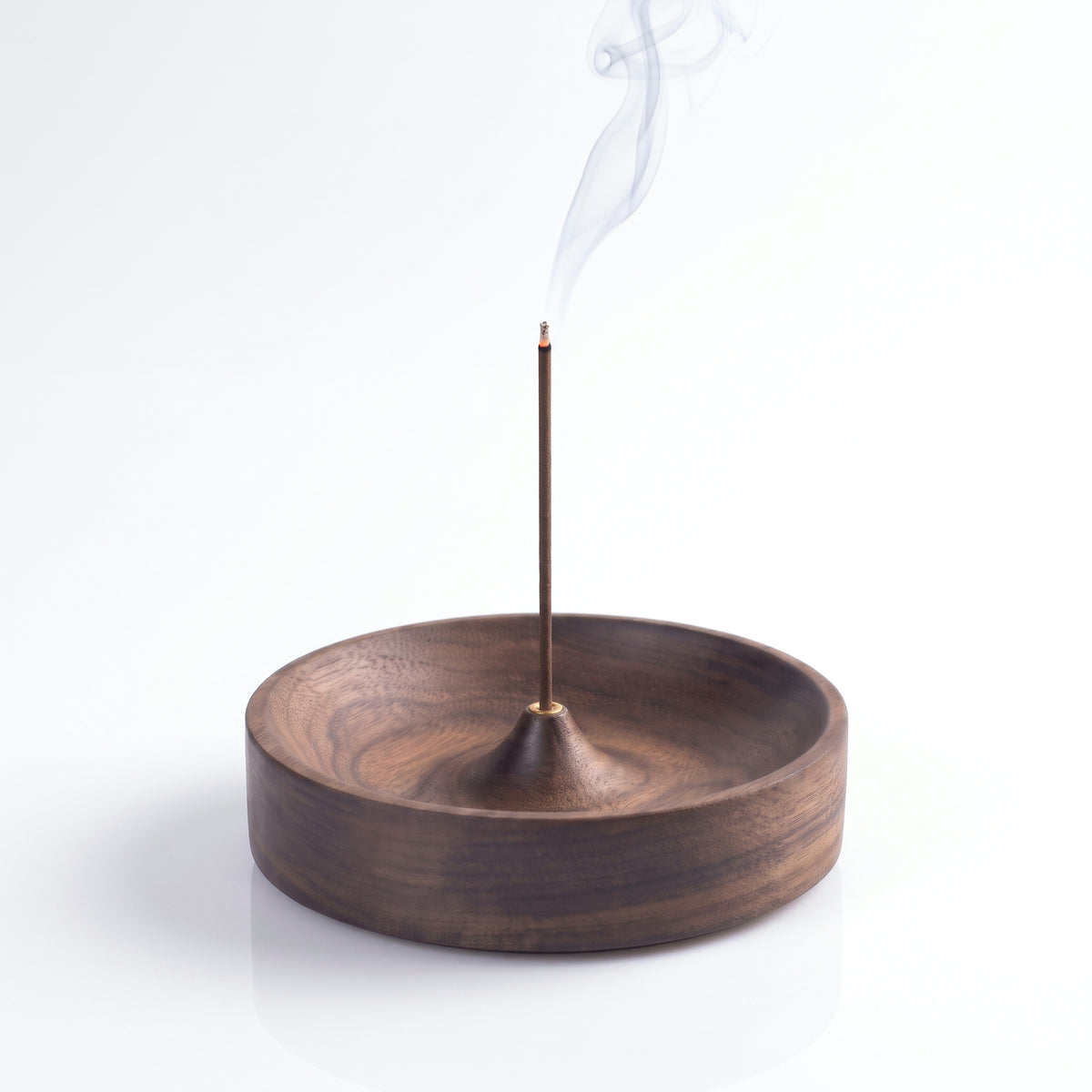 Porte-encens japonais en noyer avec un bâtonnet allumé et sa fumée (bâton d'encens non fourni)